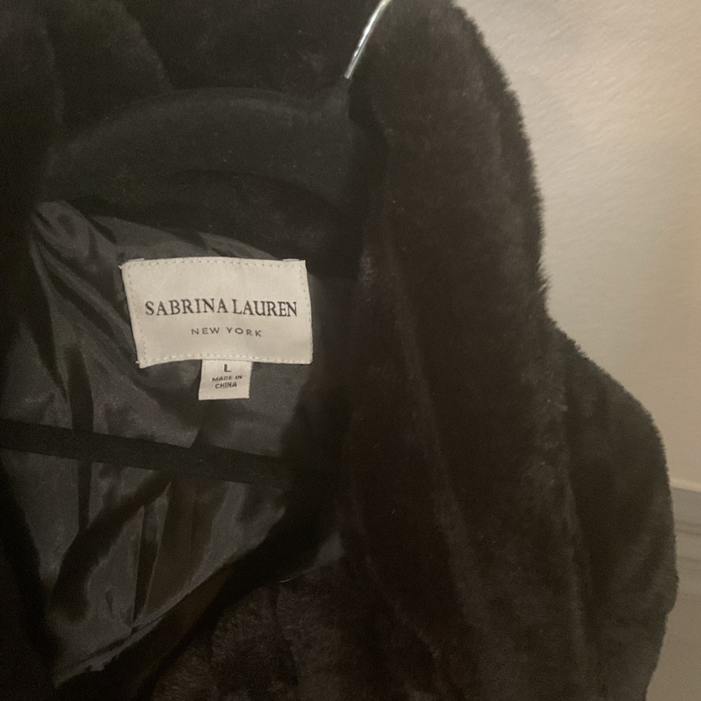 Sabrina Lauren Short Faux-Fur Teddy Jacket in Black - Picture 3 of 5